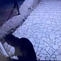 ВИДЕО – В Бишкеке домушник обокрал офис за 8 минут