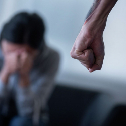 Аялы менен алты айлык баласын сабаган адам эки айга камалды