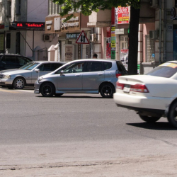 Депутат оң рулдуу унааларга тыюу салууну 7 жылга кийинкиге калтырууну сунуштайт