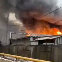 ВИДЕО - Мощный пожар в петербургском ангаре попал на видео