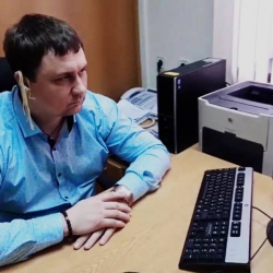 ВИДЕО - Путинди кулагына кесме илип алып уккан депутат