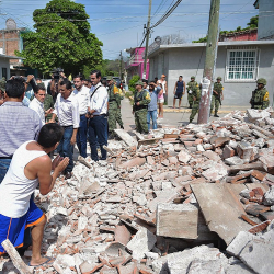 Мексикада күчү 5,7 баллга жеткен жер титирөө миңдеген адамдарын үрөйүн учурду