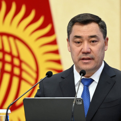 Түндүгүн күн шооласы чайыган туубуз түбөлүк желбирей берсин! Президенттин куттуктоосу