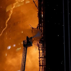 ВИДЕО - В Гонконге загорелся строящийся 42-этажный небоскреб