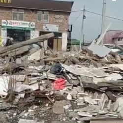 Ак-Ордодо 4 балалуу келиндин үйүн түрттүрүп, көчөдө калды