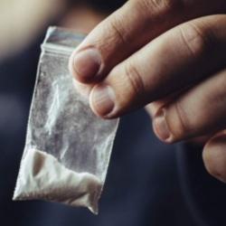 Французская полиция нашла 850 кг кокаина, выброшенных на пляж