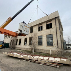 Бишкекте мыйзамсыз курулган эки кабаттуу имарат түрттүрүлүүдө