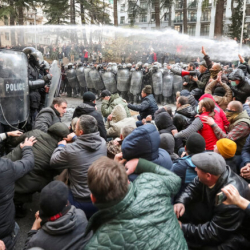 Грузияда миңдеген адамдар нааразылык акциясына чыгышты