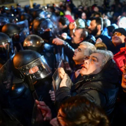 Грузияда «чет элдик агент» мыйзамына каршы митингде 66 киши кармалды