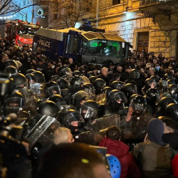 ВИДЕО - В Грузии против протестующих  применили слезоточивый газ