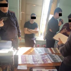 Токмок шаардык милициясынын тергөөчүсү кармалды