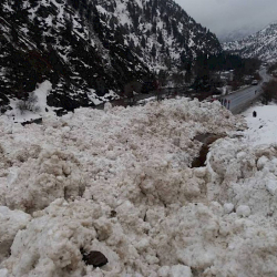 Чычкан капчыгайында кар көчүп, Бишкек-Ош унаа жолу жабылды