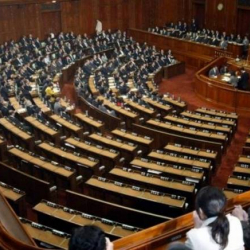 Депутат жыйынга келбей жүргөнү үчүн мандатынан ажыратылды