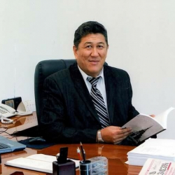 Президенттин кеңешчиси «эркекче» деген сөзү үчүн эскертүү алды