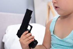 Трехлетняя девочка нашла пистолет и застрелила сестру