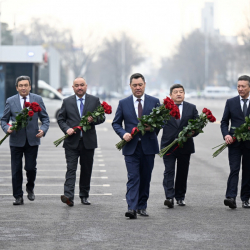 ФОТО - Садыр Жапаров в центре Бишкека почтил память погибших в аксыйских событиях