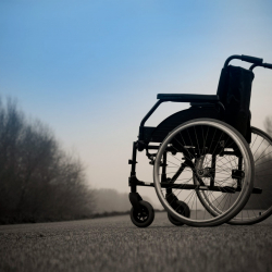 В Бишкеке мужчина столкнул человека в коляске с высоты, он умер — видео