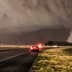 ВИДЕО - АКШда торнадо бүтүндөй шаарды талкалап, 20дан ашык адам каза болду