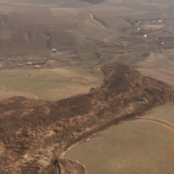 Өзгөндө жер көчкү бир үйдү басып калды