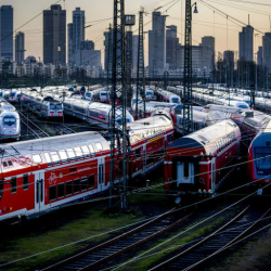 ФОТО - В Германии проходит крупнейшая за 30 лет забастовка железнодорожников и авиаперевозчиков