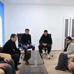 ВИДЕО - Экс-депутат Жаныбек Абиров менен жабырлануучу бири-бирин кечирди