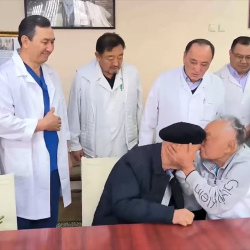 Тарыхый окуя: Мамбет Мамакеев менен Эрнест Акрамов 40 жылдан соң элдешти