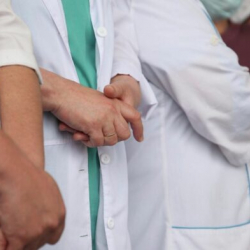 Баланын өлүмүнө айыпталган 5 дарыгердин иши сотко өткөрүлдү