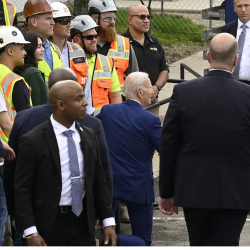 Байден жумушчулар менен сүрөткө түшүү үчүн чөгөлөдү