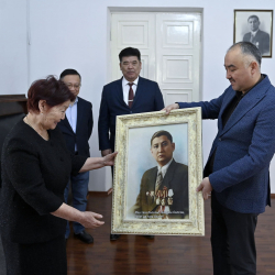Нурланбек Шакиев мамлекеттик жана саясий ишмер Исхак Раззаковдун үй-музейине барды