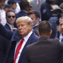 Трамп прибыл в суд Нью-Йорка, где ему официально предъявят обвинения