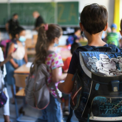 Министрлик мектепте акча чогулткандарга 20 миң сом айып салууну сунуштап жатат