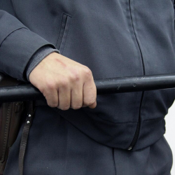 СҮРӨТ - Милиционерлер 20 жаштагы жигитти сабап, 