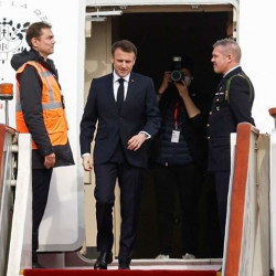 ВИДЕО - Эмманюэль Макрон прибыл в Китай