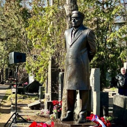 В Москве открыли памятник Владимиру Жириновскому