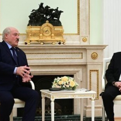 ВИДЕО - Путин менен Лукашенко маяналары тууралуу тамашалашты