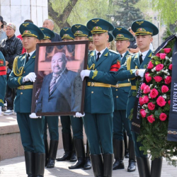 Эл артисти Сталбек Алмасбеков акыркы сапарга узатылды