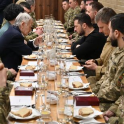 ВИДЕО - Зеленский ооз ачып жаткан мусулман аскерлерине келди