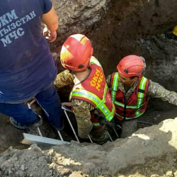 Бишкекте канализация казып жаткандарды топурак басып калып, бири каза болду