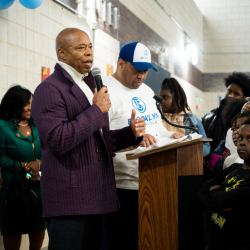 Нью-Йорктун мэри Эрик Адамс кыргыз чапанын кийип чыкты