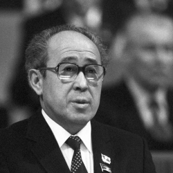 Бүгүн Абсамат Масалиев 90 жашка чыкмак