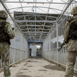 Өзбекстандын чек арачылары кармап кеткен кыргыз жараны кайтарылды