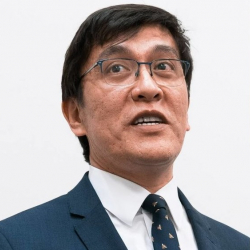 Байсалов төө кушчасынан башын кумга тыкканда...