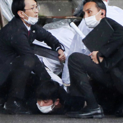 ВИДЕО - Япониянын премьер-министри сүйлөп жаткан жерде жардыруу болду