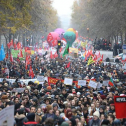 Францияда чуулгандуу пенсия реформасы нааразычылыкка карабай кабыл алынды