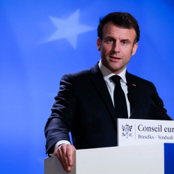 Макрон пенсия реформасы боюнча мыйзамга кол койду