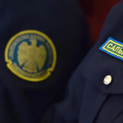 Бизнесмендердин салыгын 100 млн сомго чейин азайткан мамкызматкерлер кармалды