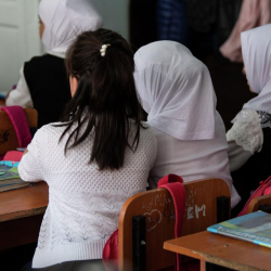 Ош шаарында дагы үч окуучу кыз атырга ууланды