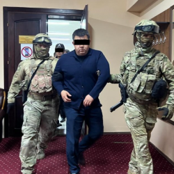 Токмок шаарынын мэрин кармоо учурундагы сүрөттөр тарады