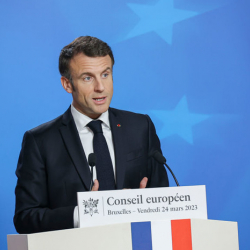 Макрон заявил, что пенсионная реформа вступит в силу осенью. Во Франции вспыхнули протесты