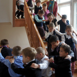 В ряд школ Бишкека поступили сообщения о бомбе, людей эвакуировали